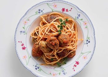 Μακαρονάδα με κεφτεδάκια κοτόπουλου