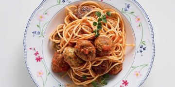 Μακαρονάδα με κεφτεδάκια κοτόπουλου