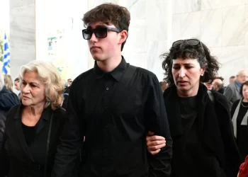 Τελευταίο αντίο στον γιο της Θεανώς Φωτίου, Βασίλη Ρίζο που έφυγε από τη ζωή στα 48 του, συντετριμμένη η οικογένεια
