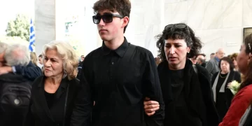 Τελευταίο αντίο στον γιο της Θεανώς Φωτίου, Βασίλη Ρίζο που έφυγε από τη ζωή στα 48 του, συντετριμμένη η οικογένεια