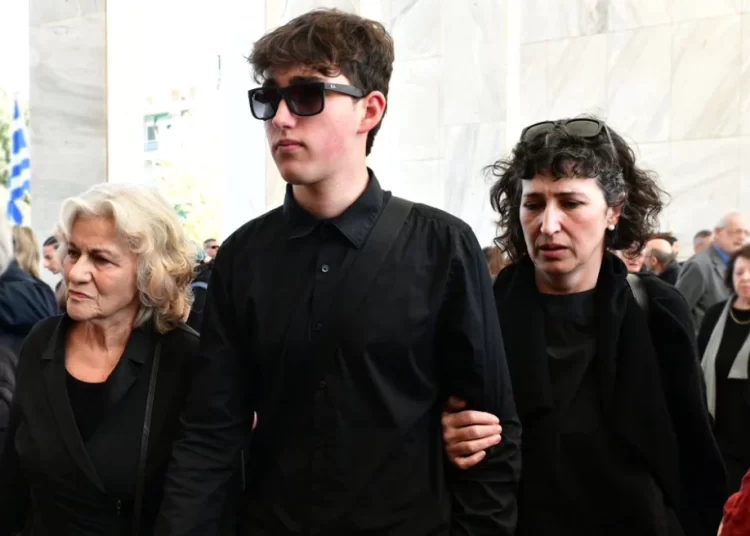 Τελευταίο αντίο στον γιο της Θεανώς Φωτίου, Βασίλη Ρίζο που έφυγε από τη ζωή στα 48 του, συντετριμμένη η οικογένεια