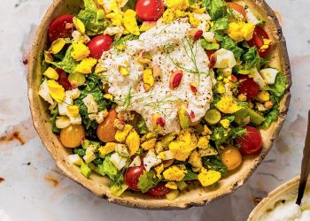 Μαρουλοσαλάτα με ουζάτη σάλτσα γιαουρτιού, αυγά και φυστίκια