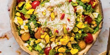 Μαρουλοσαλάτα με ουζάτη σάλτσα γιαουρτιού, αυγά και φυστίκια