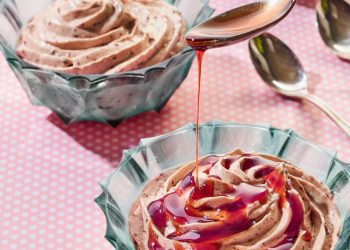 Μους γιαουρτιού με βύσσινο γλυκό του κουταλιού