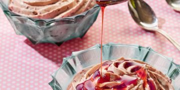 Μους γιαουρτιού με βύσσινο γλυκό του κουταλιού