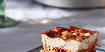 Μουσακάς με κιμά κοτόπουλο και μπεσαμέλ με γιαούρτι