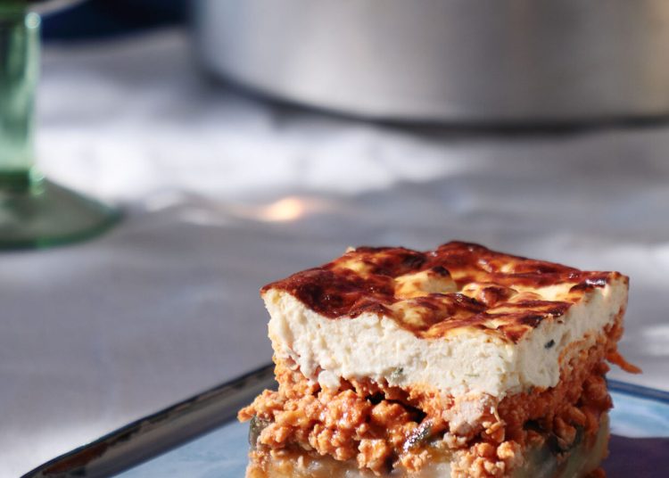 Μουσακάς με κιμά κοτόπουλο και μπεσαμέλ με γιαούρτι