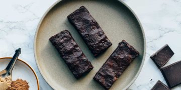 Μπάρες με πατέ σταφίδας, αμύγδαλα και κακάο