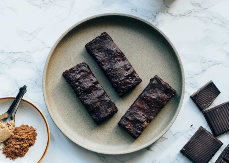 Μπάρες με πατέ σταφίδας, αμύγδαλα και κακάο
