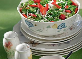 Πράσινη σαλάτα με σπαράγγια & φράουλες