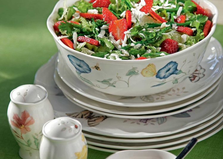 Πράσινη σαλάτα με σπαράγγια & φράουλες