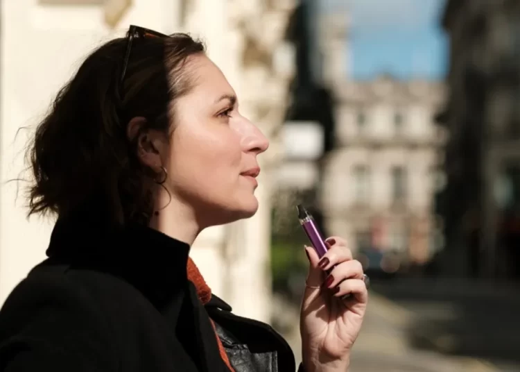 Ηλεκτρονικό τσιγάρο: Νέα μελέτη συνδέει το άτμισμα με τον κίνδυνο καρκίνου