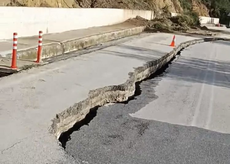 Πλάτανος Ολυμπίας: Υπο κατάρρευση δρόμος προς αρχαιολογικό χώρο & κέντρο υγείας