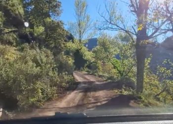 Εθνική Πύργου-Τρίπολης: Εικόνες ντροπής-Από χωματόδρομο το πέρασμα-Βάλανε χάρτινη πινακίδα!