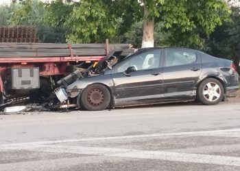 Ηλεία: Μπαράζ τροχαίων ατυχημάτων-Και πάλι αμάξι καρφώθηκε σε νταλίκα