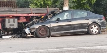 Ηλεία: Μπαράζ τροχαίων ατυχημάτων-Και πάλι αμάξι καρφώθηκε σε νταλίκα