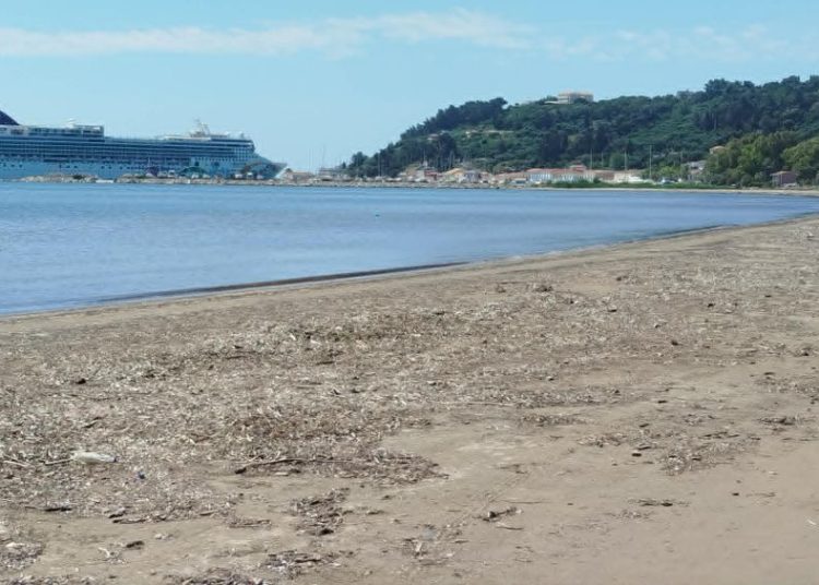 Παραλία Κατακόλου-Αλκυώνας: Ακαθάριστη η παραλία εν όψει καλοκαιριού