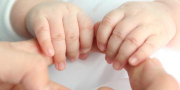 Τραγωδία στην Αίγινα με νεκρό 20 μηνών παιδί – Πνίγηκε τρώγοντας τσουρέκι