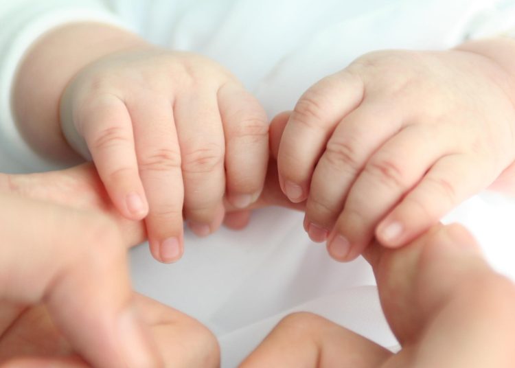 Τραγωδία στην Αίγινα με νεκρό 20 μηνών παιδί – Πνίγηκε τρώγοντας τσουρέκι