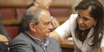 Βράζει η ΝΔ-Τι φοβάται το Μαξίμου-Δεν πάει ο Καραμανλής στο συνέδριο