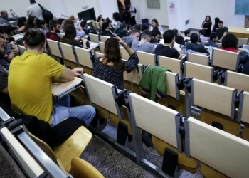 Μείωση πρόθεσης για θέσεις Δημοσίου, στροφή στα τεχνικά επαγγέλματα; Οι «πονοκέφαλοι» των γονέων στον δρόμο για τις Πανελλαδικές