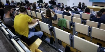 Μείωση πρόθεσης για θέσεις Δημοσίου, στροφή στα τεχνικά επαγγέλματα; Οι «πονοκέφαλοι» των γονέων στον δρόμο για τις Πανελλαδικές