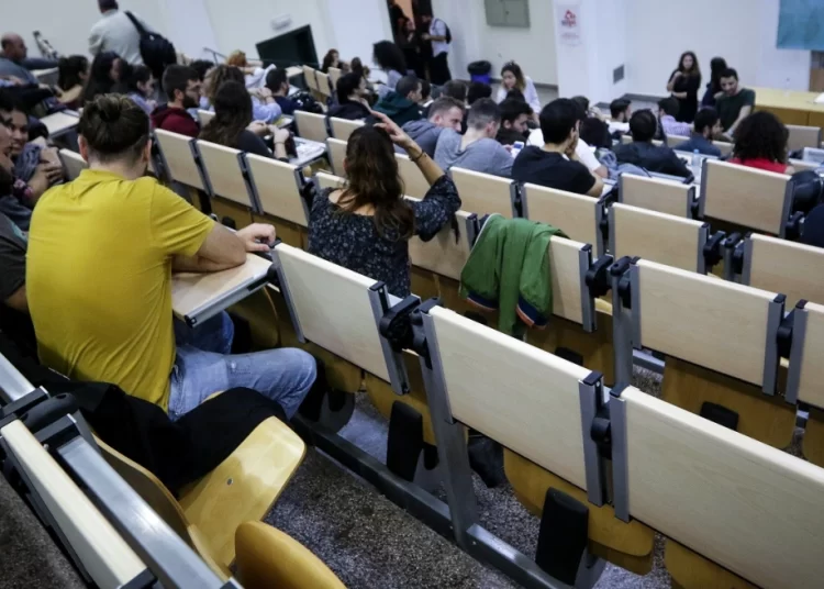 Μείωση πρόθεσης για θέσεις Δημοσίου, στροφή στα τεχνικά επαγγέλματα; Οι «πονοκέφαλοι» των γονέων στον δρόμο για τις Πανελλαδικές