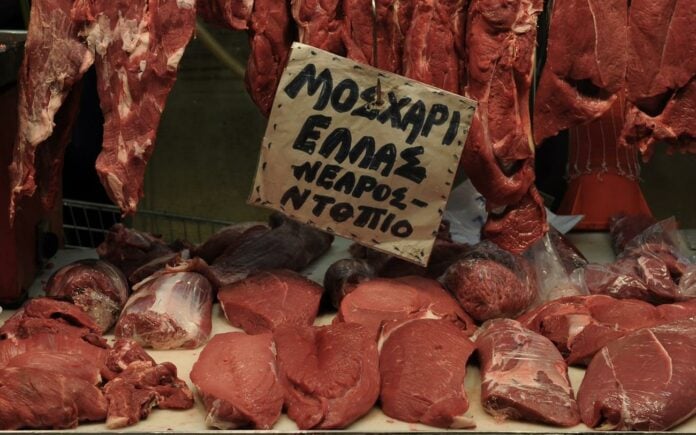 Ένας στους δύο Έλληνες μειώνει την κατανάλωση κρέατος λόγω ακρίβειας