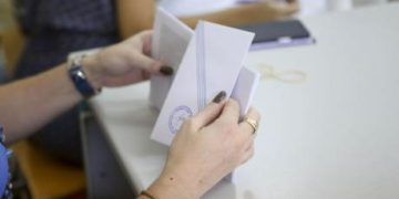 Δημοσκόπηση Marc: Πρώτη η ΝΔ – σταθερά δεύτερος ο Τσίπρας – μάχη ΠΑΣΟΚ και Καρυστιανού για την τρίτη θέση